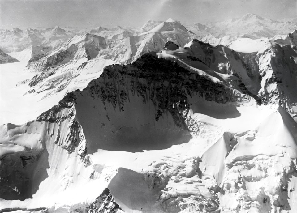 ETH-BIB-Jungfrau, Eggishorn, Aletschhorn v. N. aus 4600 m-Inlandflüge-LBS MH01-000478