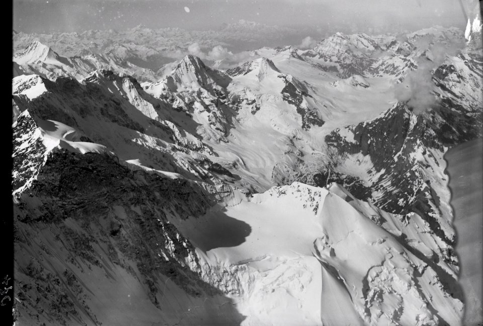 ETH-BIB-Jungfrau, Lauteraarhorn, Breithorn, Tschingelgletscher v. O, aus 5000 m-Inlandflüge-LBS MH01-000470