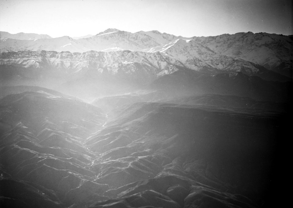 ETH-BIB-Jetzt liegt das Tal von Asni 3000 Meter unter uns, stolz und hart wie seine Bewohner erheben sich dahinter die Granitmauern des Hohen Atlas-Tschadseeflug 1930-31-LBS MH02-08-0420