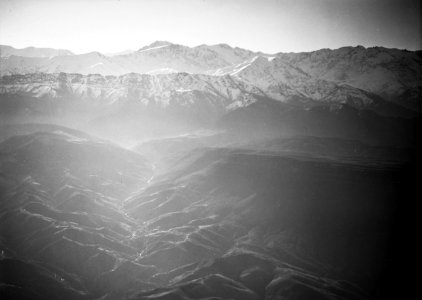 ETH-BIB-Jetzt liegt das Tal von Asni 3000 Meter unter uns, stolz und hart wie seine Bewohner erheben sich dahinter die Granitmauern des Hohen Atlas-Tschadseeflug 1930-31-LBS MH02-08-0420