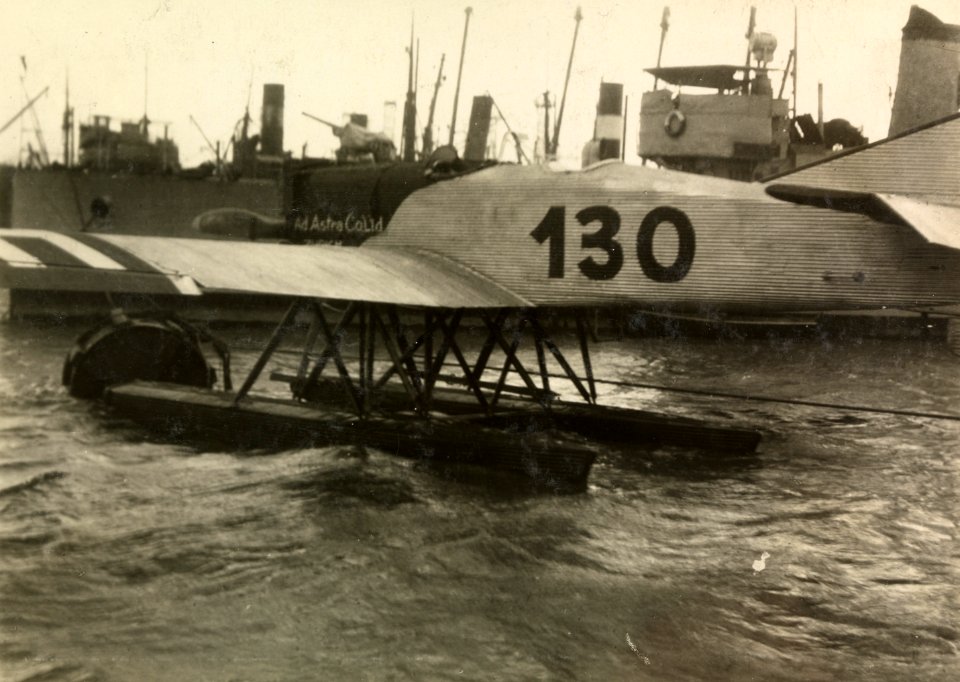 ETH-BIB-Junkers A 20 im Hafen von Pyräus-Persienflug 1924-1925-LBS MH02-02-0005-AL-FL