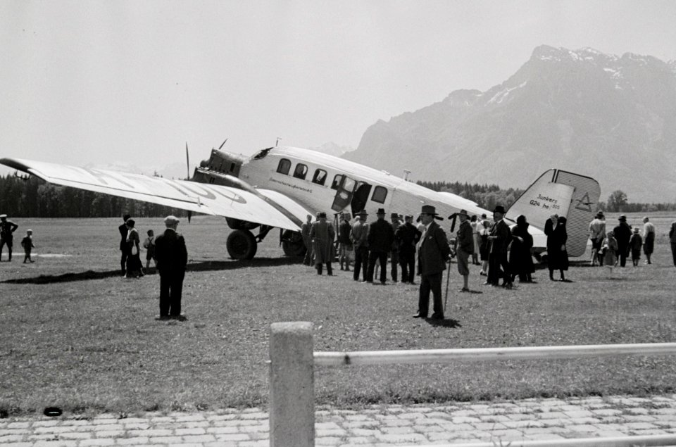 ETH-BIB-Junkers G 24, A-100 auf dem Flugplatz bei Salzburg-Weitere-LBS MH02-18-0020