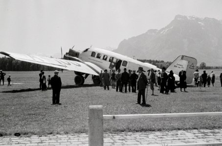ETH-BIB-Junkers G 24, A-100 auf dem Flugplatz bei Salzburg-Weitere-LBS MH02-18-0020