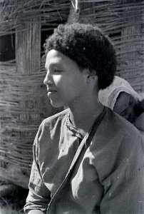 ETH-BIB-Junge abessinische Frau vor Hütte-Abessinienflug 1934-LBS MH02-22-1091