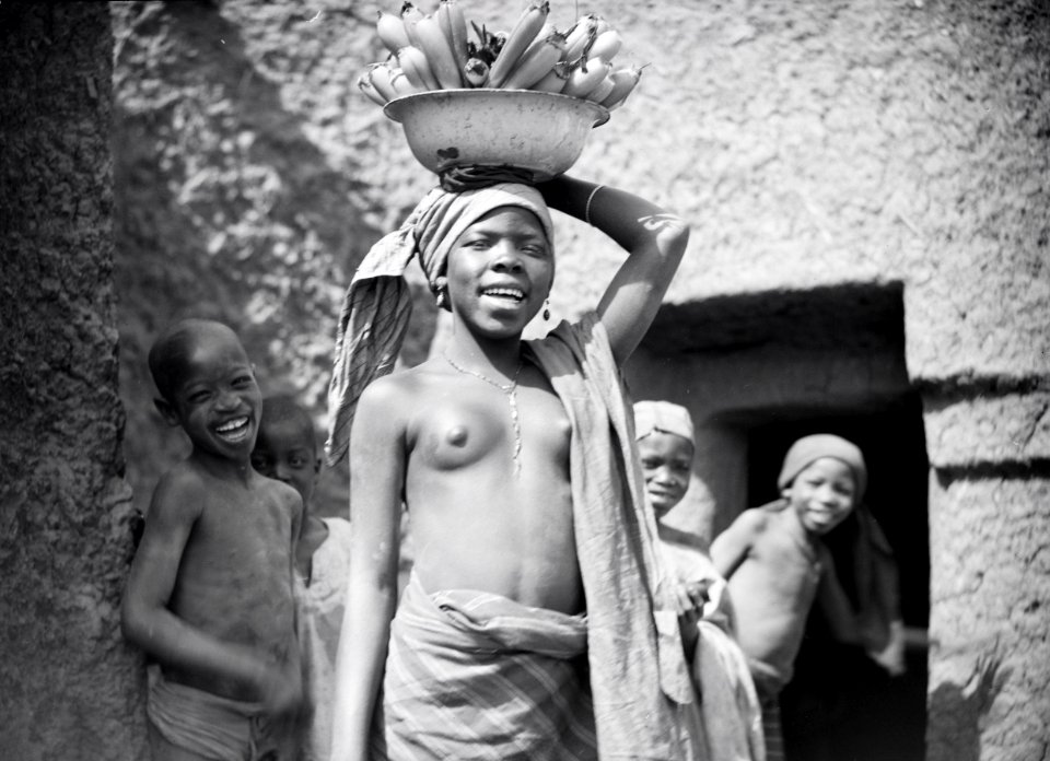 ETH-BIB-Junge Frau mit einer Schüssel voller Bananen auf dem Kopf-Tschadseeflug 1930-31-LBS MH02-08-0672