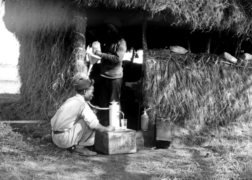 ETH-BIB-Junge vor Hütte im Camp Serengeti-Kilimanjaroflug 1929-30-LBS MH02-07-0485