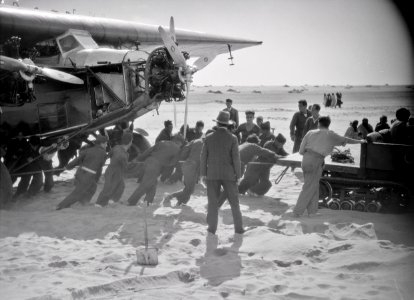 ETH-BIB-Kab Juby- mit Hilfe der spanischen Soldaten und ihres Raupenautomobils ziehen wir unseren Fokker in die sandgeschützte Flughalle-Tschadseeflug 1930-31-LBS MH02-08-1072
