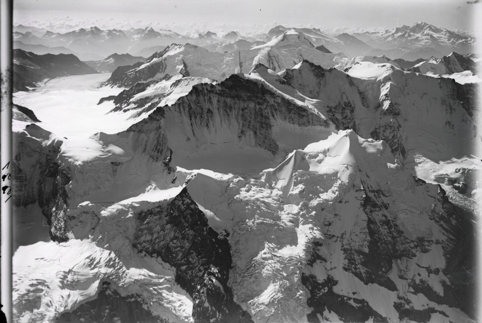 ETH-BIB-Jungfrau, Eiskaskaden aus den Karkesseln der Nordwand, links der Aletschgletscher v. N. aus 5000 m-Inlandflüge-LBS MH01-001221