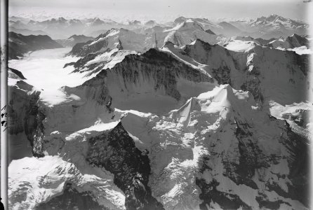 ETH-BIB-Jungfrau, Eiskaskaden aus den Karkesseln der Nordwand, links der Aletschgletscher v. N. aus 5000 m-Inlandflüge-LBS MH01-001221