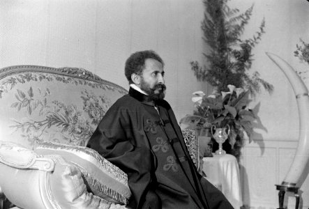 ETH-BIB-Kaiser Haile Selassie I. bei einer Diashow Mittelholzers-Abessinienflug 1934-LBS MH02-22-0403