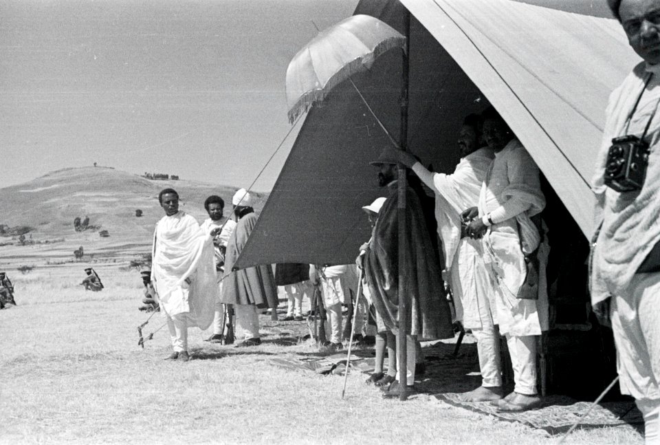 ETH-BIB-Kaiser Haile Selassie I. im Zelt-Abessinienflug 1934-LBS MH02-22-1023