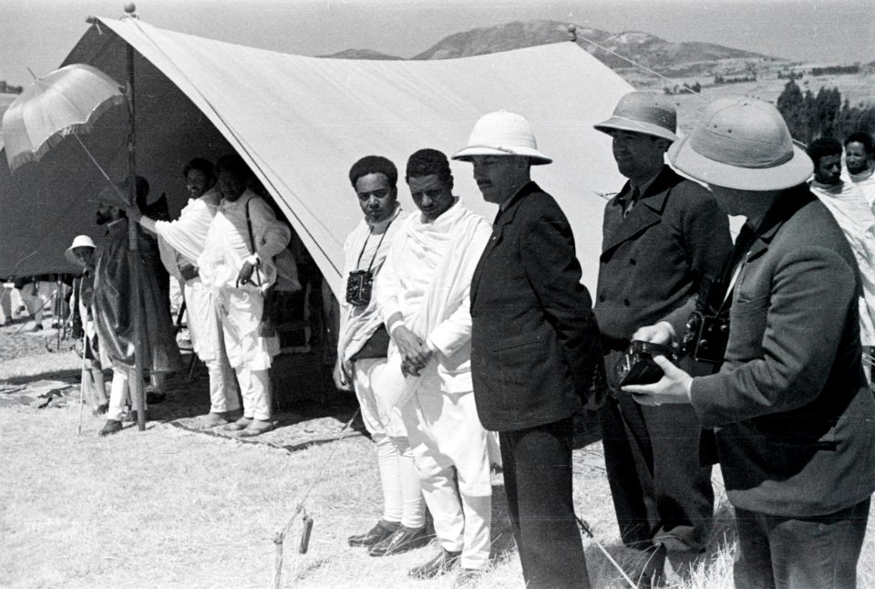 ETH-BIB-Kaiser Haile Selassie I. im Zelt-Abessinienflug 1934-LBS MH02-22-1024