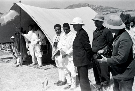 ETH-BIB-Kaiser Haile Selassie I. im Zelt-Abessinienflug 1934-LBS MH02-22-1024