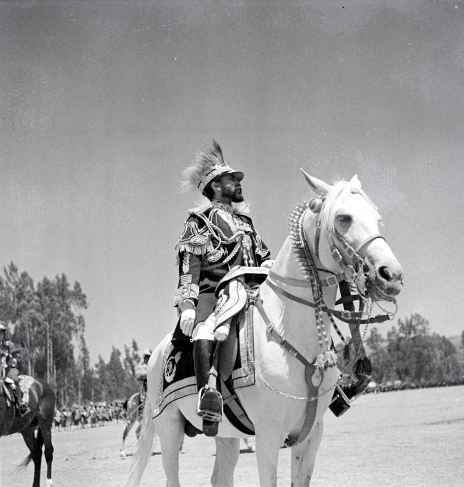 ETH-BIB-Kaiser Haile Selassie I. zu Pferd an einer Parade-Abessinienflug 1934-LBS MH02-22-0401