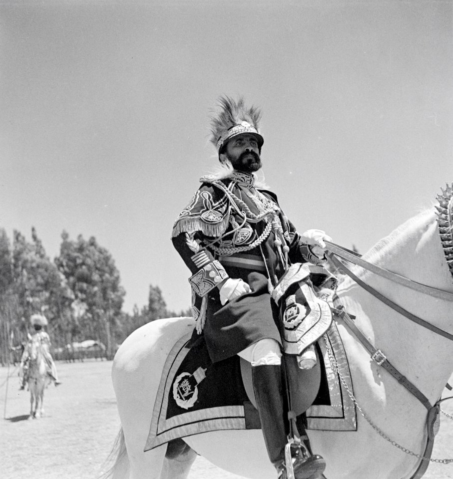 ETH-BIB-Kaiser Haile Selassie I. zu Pferd an einer Parade-Abessinienflug 1934-LBS MH02-22-0402