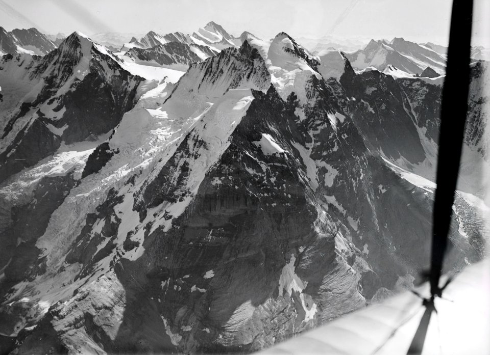 ETH-BIB-Jungfrau, Mönch, Finsteraarhorn v. W. aus 5000 m-Inlandflüge-LBS MH01-001228