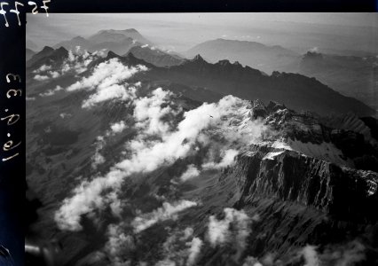 ETH-BIB-Kaiserstock und Rigi, Rossberg, Mythen, Anflug von Südosten über Klausenpass-Inlandflüge-LBS MH01-007577
