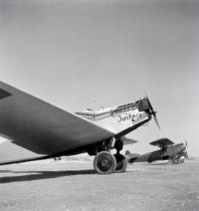 ETH-BIB-Junkers W 33 auf dem Flugplatz in Addis Abeba-Abessinienflug 1934-LBS MH02-22-0780
