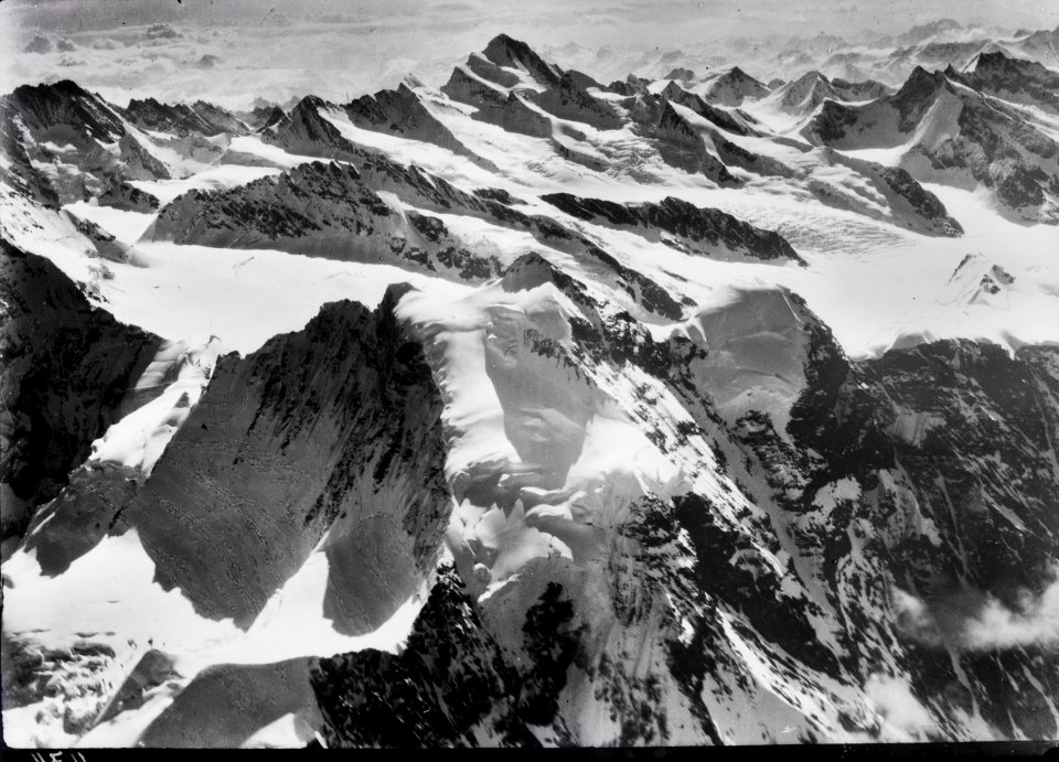 ETH-BIB-Jungfraugipfel und -nordwand im Vordergrund, darüber das Finsteraarhorn v. N. W. aus 4500 m-Inlandflüge-LBS MH01-000474