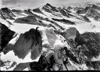 ETH-BIB-Jungfraugipfel und -nordwand im Vordergrund, darüber das Finsteraarhorn v. N. W. aus 4500 m-Inlandflüge-LBS MH01-000474