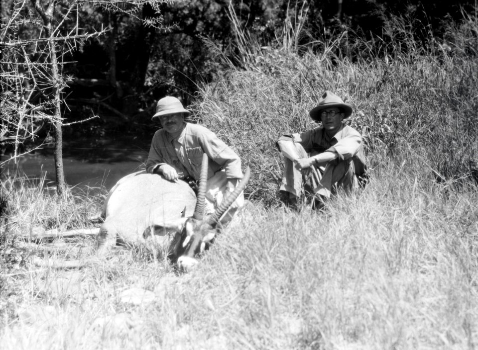ETH-BIB-Jäger mit geschossener Pferdeantilope-Kilimanjaroflug 1929-30-LBS MH02-07-0367