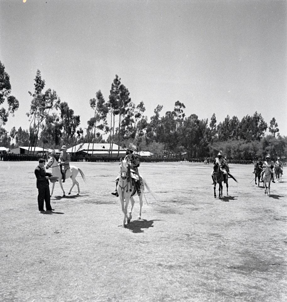 ETH-BIB-Kaiser Haile Selassie I. vor Militärparade-Abessinienflug 1934-LBS MH02-22-0694