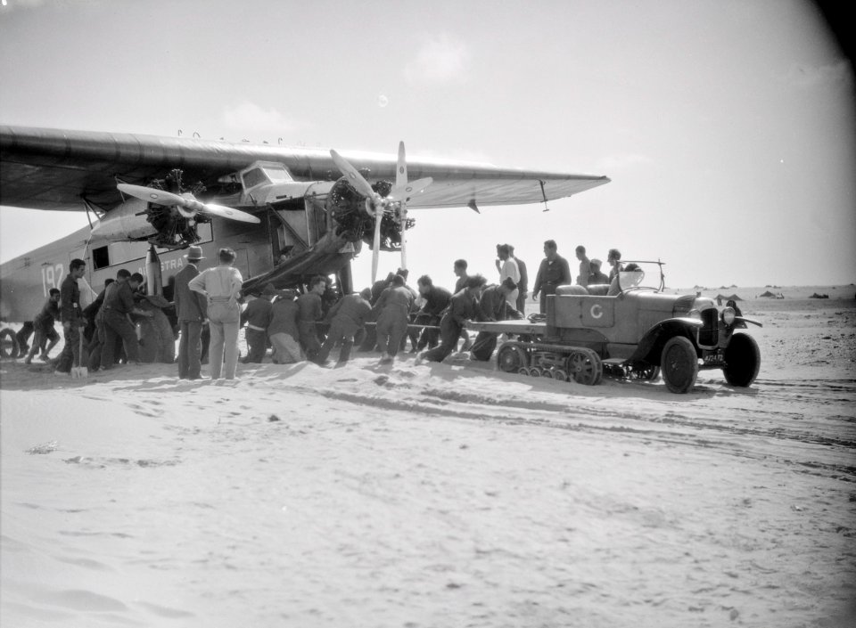 ETH-BIB-Kab Juby. Mit Hilfe der spanischen Soldaten und ihres Raupenautomobils ziehen wir unseren Fokker in die sandgeschützte Flughalle.-Tschadseeflug 1930-31-LBS MH02-08-1071