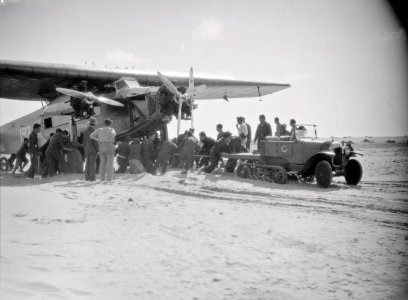 ETH-BIB-Kab Juby. Mit Hilfe der spanischen Soldaten und ihres Raupenautomobils ziehen wir unseren Fokker in die sandgeschützte Flughalle.-Tschadseeflug 1930-31-LBS MH02-08-1071