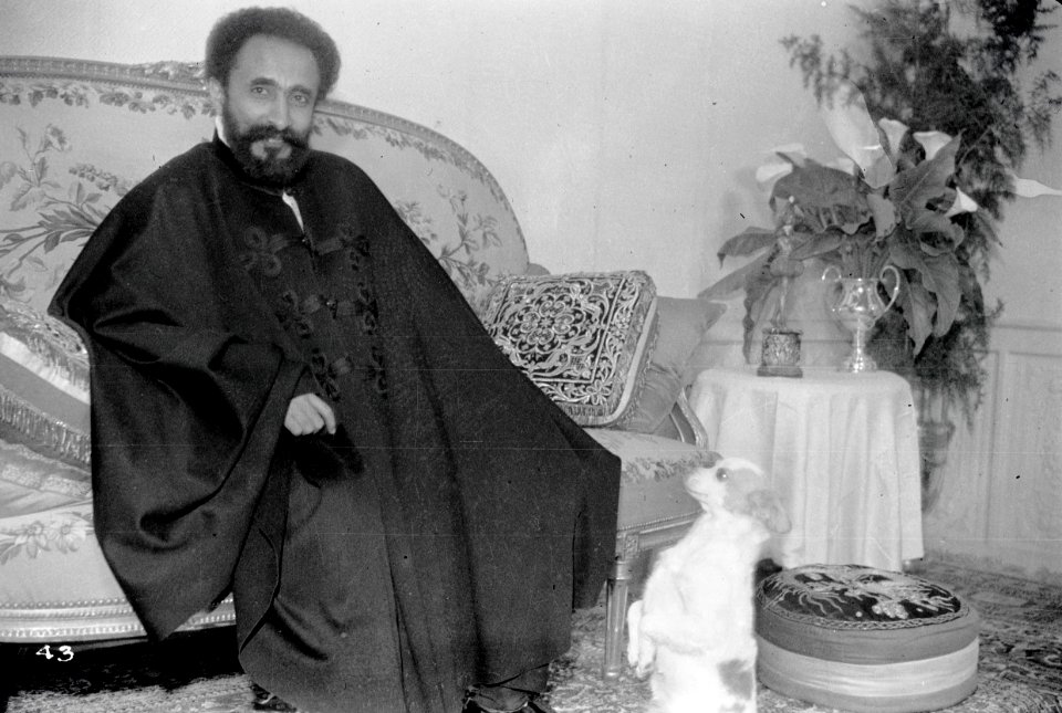 ETH-BIB-Kaiser Haile Selassie I. bei einer Diashow Mittelholzers-Abessinienflug 1934-LBS MH02-22-0404