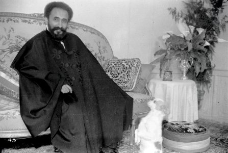 ETH-BIB-Kaiser Haile Selassie I. bei einer Diashow Mittelholzers-Abessinienflug 1934-LBS MH02-22-0404