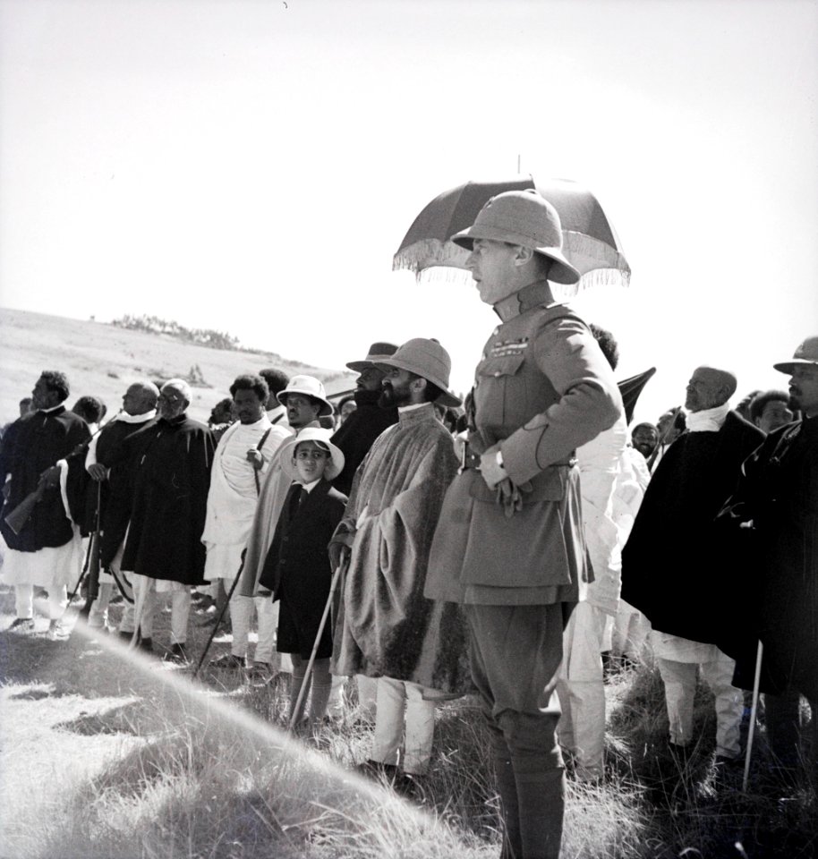 ETH-BIB-Kaiser Haile Selassie I. und Gruppe Menschen-Abessinienflug 1934-LBS MH02-22-0388