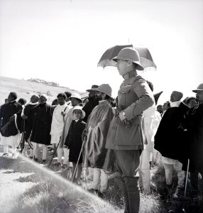 ETH-BIB-Kaiser Haile Selassie I. und Gruppe Menschen-Abessinienflug 1934-LBS MH02-22-0388