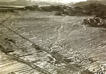 ETH-BIB-Karawanenstrasse von Teheran nach Qazvin aus 1000 m Höhe-Persienflug 1924-1925-LBS MH02-02-0108-AL-FL