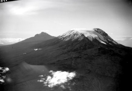 ETH-BIB-Kibo und Mawenzi im Hintergrund-Kilimanjaroflug 1929-30-LBS MH02-07-0278
