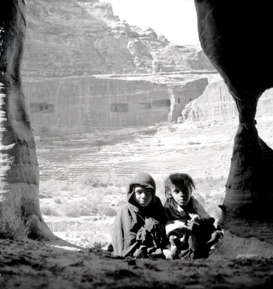 ETH-BIB-Kinder vor Römischem Theater, Petra-Abessinienflug 1934-LBS MH02-22-0091