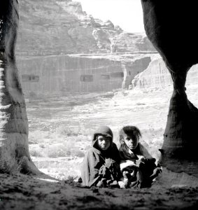ETH-BIB-Kinder vor Römischem Theater, Petra-Abessinienflug 1934-LBS MH02-22-0091