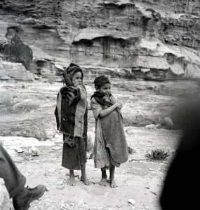 ETH-BIB-Kinder in Petra-Abessinienflug 1934-LBS MH02-22-0098