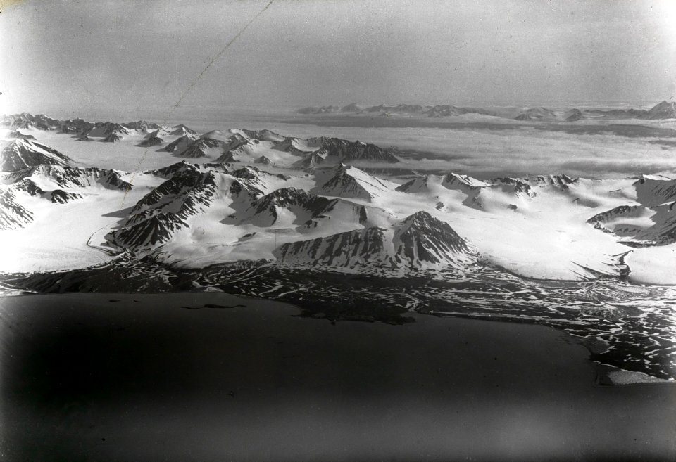 ETH-BIB-Kingsbai mit Kohlenmine, Englischbai und Prinz Karl Vorland von Norden aus 1700 m Höhe-Spitzbergenflug 1923-LBS MH02-01-0032