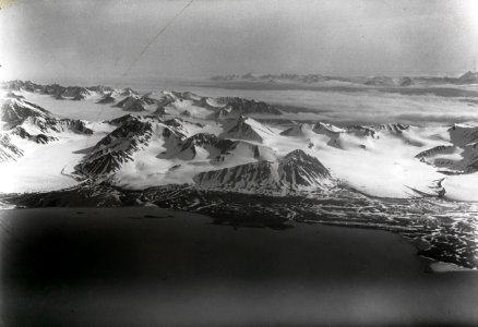 ETH-BIB-Kingsbai mit Kohlenmine, Englischbai und Prinz Karl Vorland von Norden aus 1700 m Höhe-Spitzbergenflug 1923-LBS MH02-01-0032