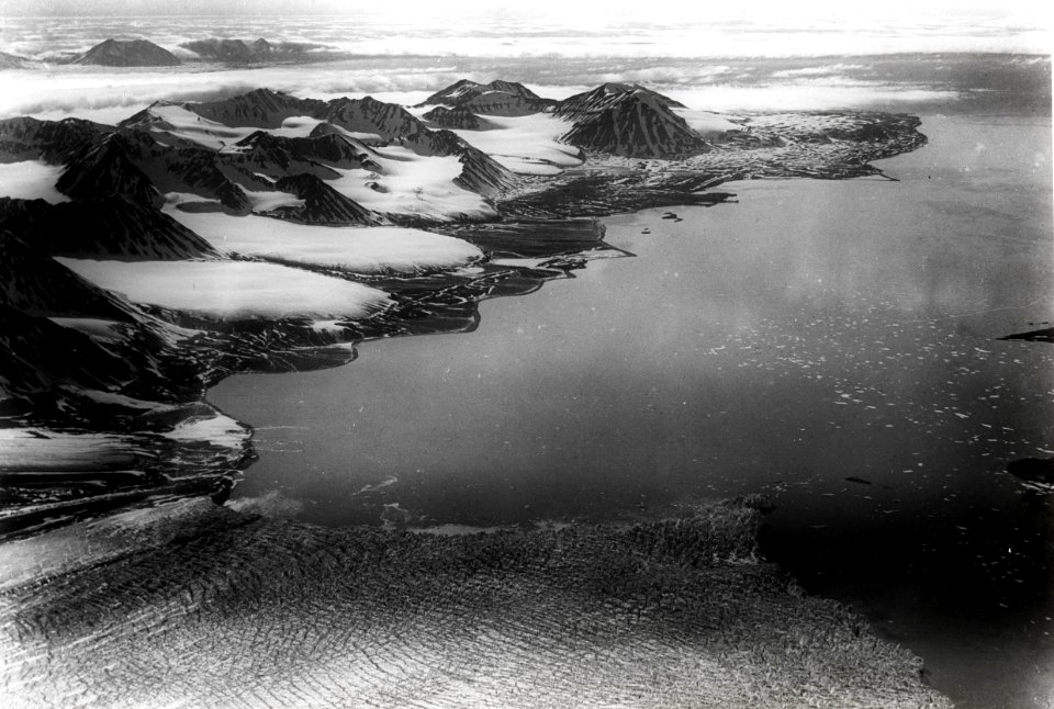 ETH-BIB-Kingsbai mit Kingsgletscher und Lovenfirnen von Osten aus 1700 m Höhe-Spitzbergenflug 1923-LBS MH02-01-0041