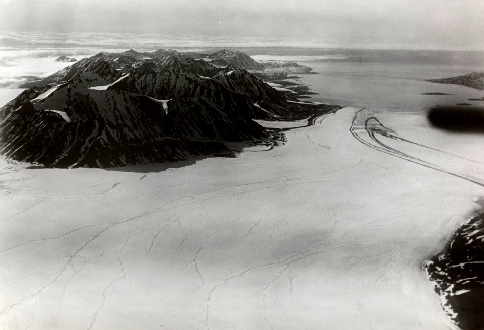 ETH-BIB-Kingsgletscher mit Kingsbai und Blomstrand von Osten aus 1700 m Höhe-Spitzbergenflug 1923-LBS MH02-01-0039