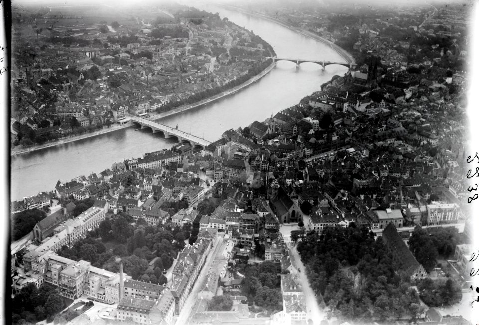 ETH-BIB-Klein- und Grossbasel mit Wettsteinbrücke aus 500 m-Inlandflüge-LBS MH01-002238