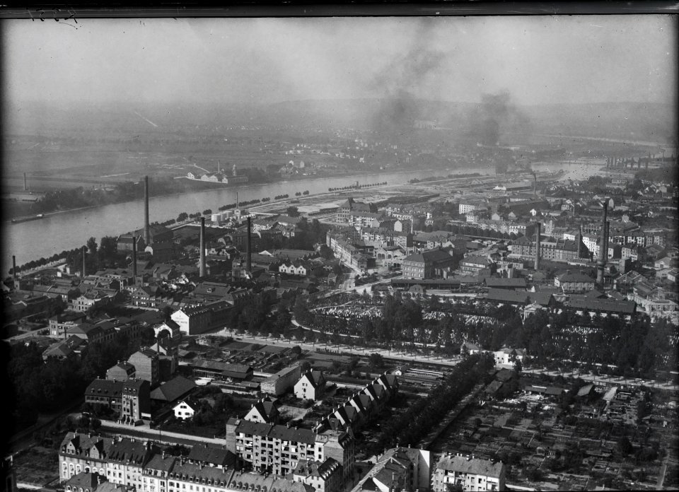 ETH-BIB-Klein-Basel, Rheinhafen, Friedhof aus 200 m-Inlandflüge-LBS MH01-004351