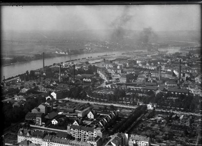 ETH-BIB-Klein-Basel, Rheinhafen, Friedhof aus 200 m-Inlandflüge-LBS MH01-004351