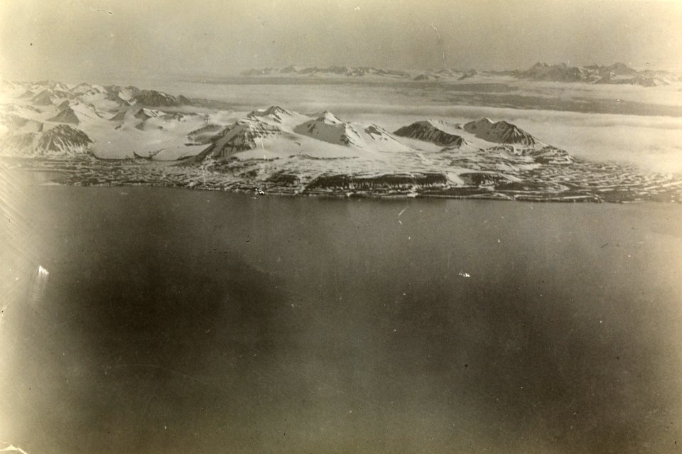 ETH-BIB-Kingsbai mit Zeppelinhafen und Prinz Karl Vorland von Nord-Osten aus 1700 m Höhe-Spitzbergenflug 1923-LBS MH02-01-0040-A