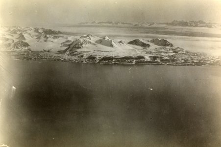 ETH-BIB-Kingsbai mit Zeppelinhafen und Prinz Karl Vorland von Nord-Osten aus 1700 m Höhe-Spitzbergenflug 1923-LBS MH02-01-0040-A