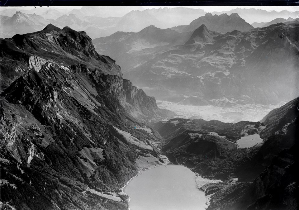 ETH-BIB-Klöntalersee und Ausgang zum Linthtal, Schwammhöchi, Wiggis, Mürtschenstock v. W. aus 2800 m-Inlandflüge-LBS MH01-003697