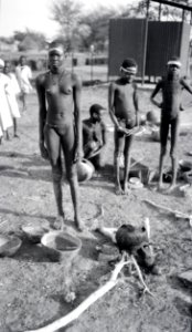 ETH-BIB-Kochstelle und Gruppe in Juba-Kilimanjaroflug 1929-30-LBS MH02-07-0204