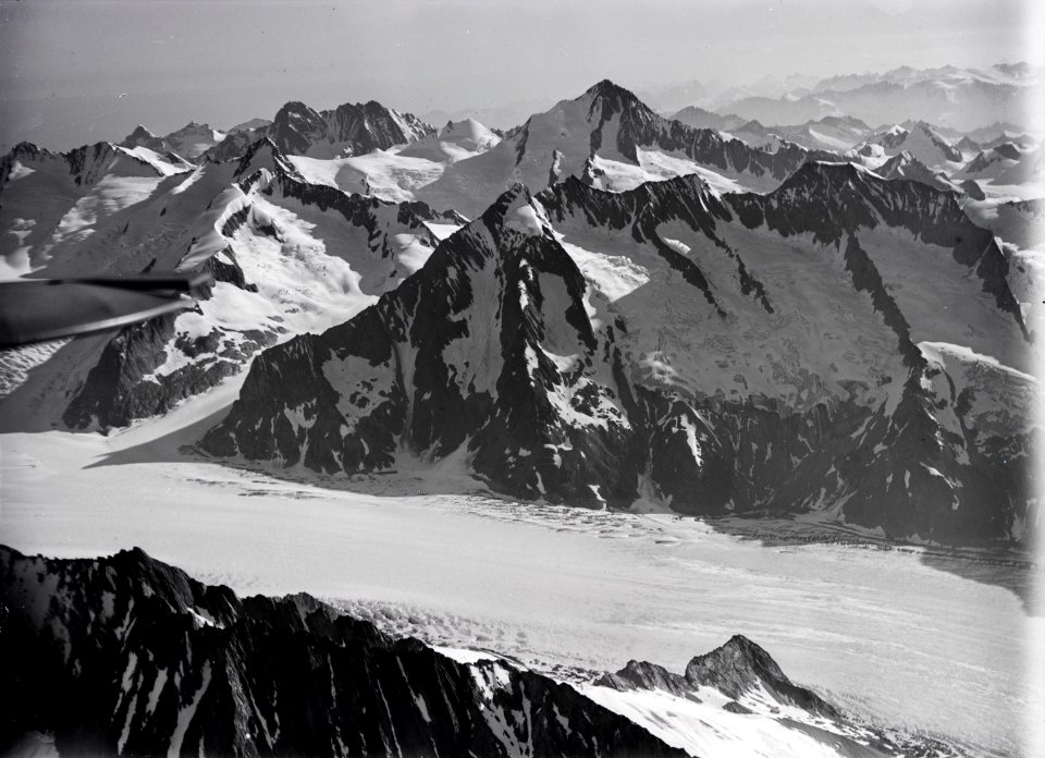 ETH-BIB-Konkordiaplatz, Aletschgletscher, Fischer, Finsteraahorngruppe aus 4500 m-Inlandflüge-LBS MH01-001005