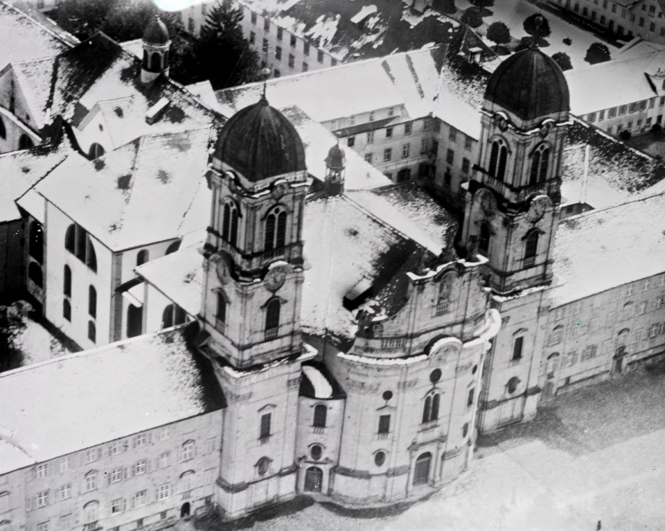 ETH-BIB-Kloster Einsiedeln aus 200 m-Inlandflüge-LBS MH01-000193